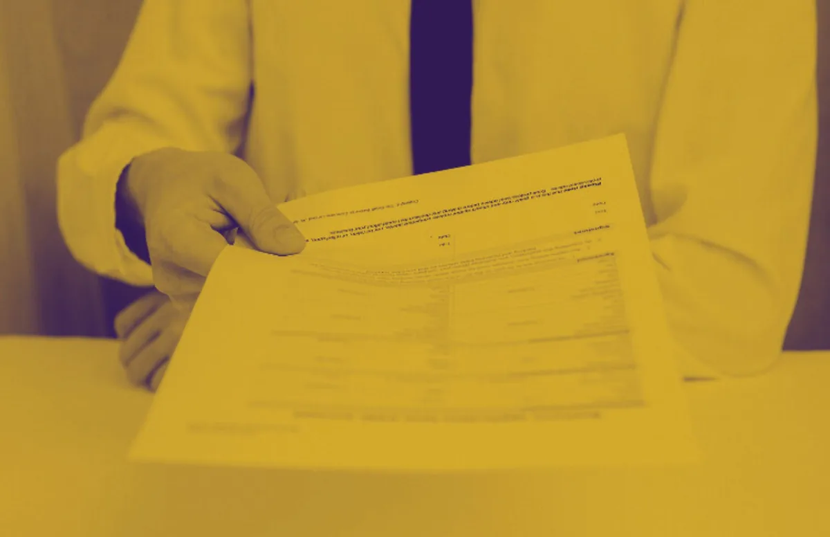 Une main tend un document